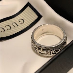 gucci thin silver ring with feline head
